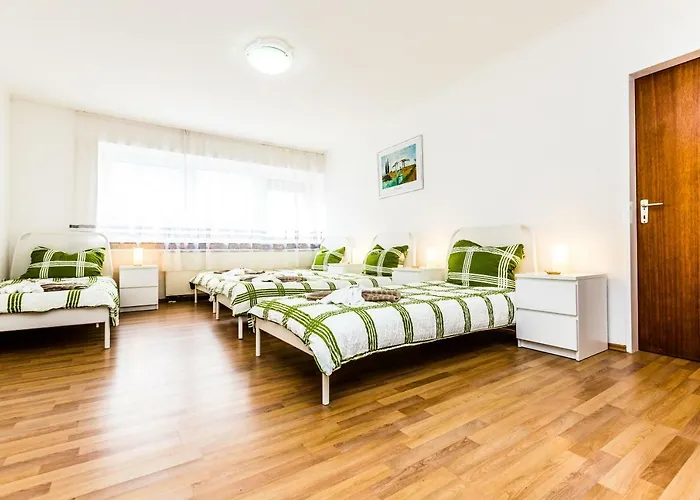 Workers Am Wiener Platz *