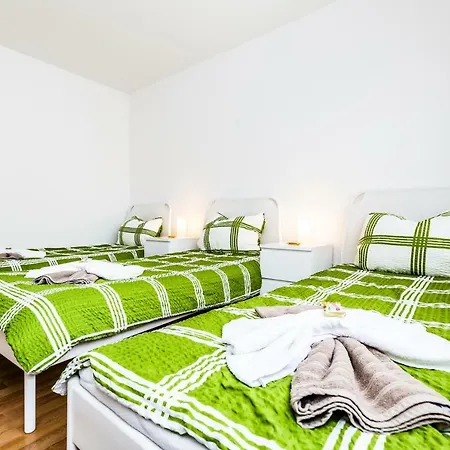 Workers Am Wiener Platz Colonia