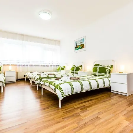 Workers Am Wiener Platz *