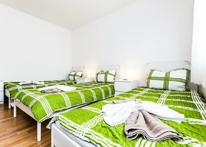 Workers Am Wiener Platz Colonia